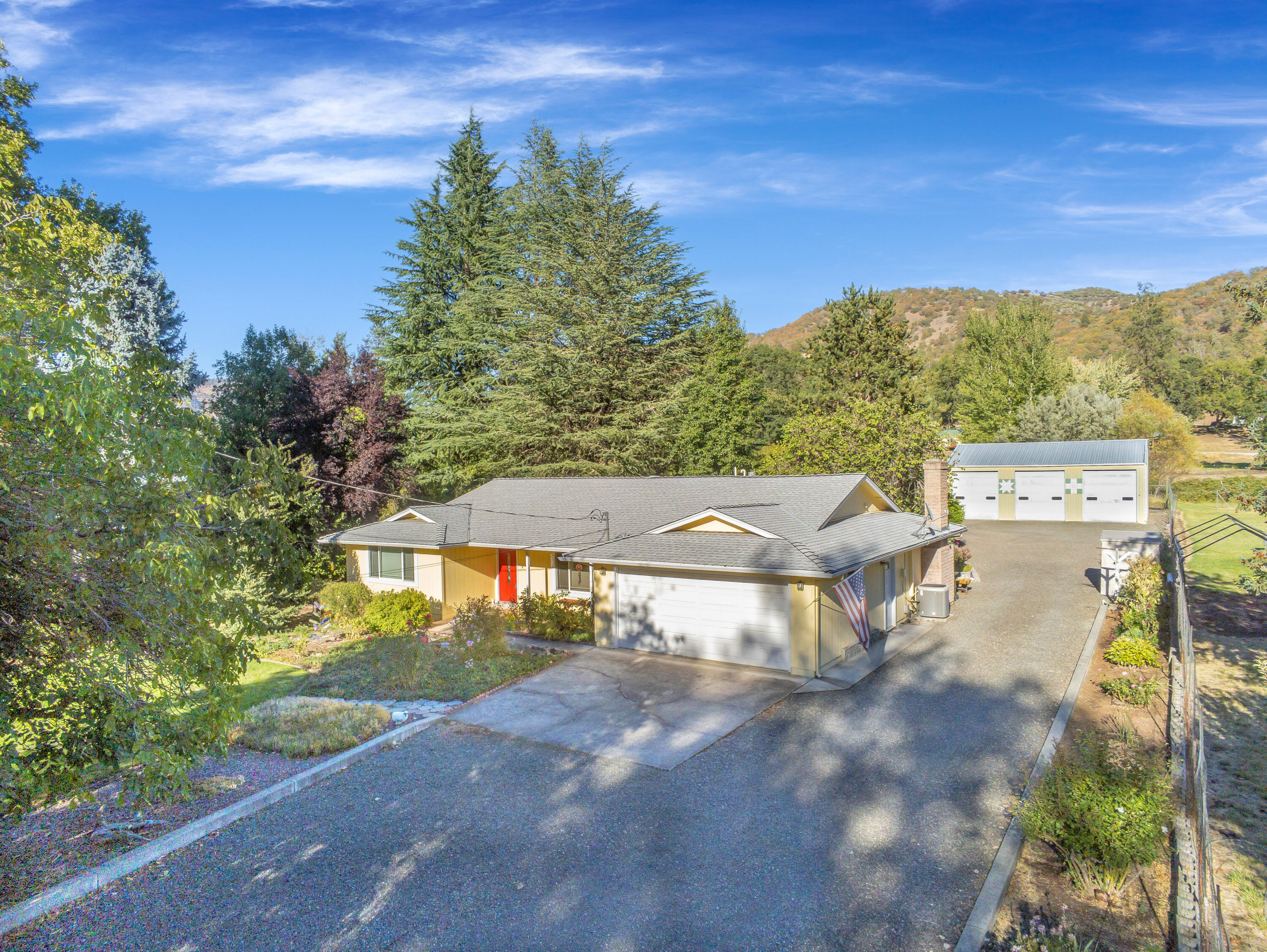 612 Upper River Road Gold Hill, OR 97525 - Photo 4 of 34 Front with Shop