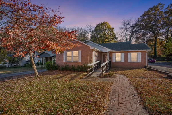 a view of a house with a yard