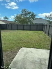 a view of a backyard