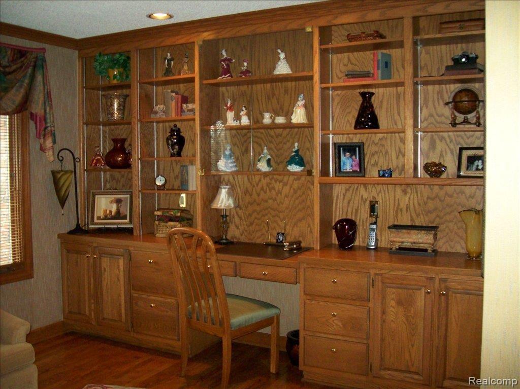 2435 Munster Road Rochester, MI 48309 - Photo 6 of 23 OAK LIBRARY BUILT-INS