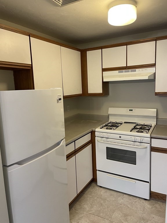 360 Littleton Road, Unit B2 Chelmsford, MA 01824 - Photo 8 of 10 a stove top oven sitting inside of a kitchen