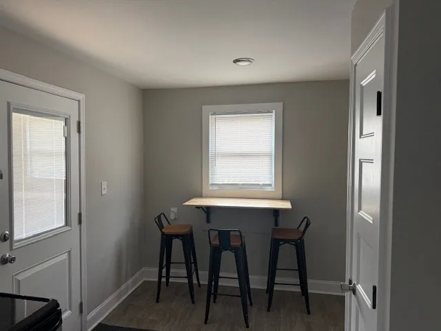 a dining room that has a table and chairs in it