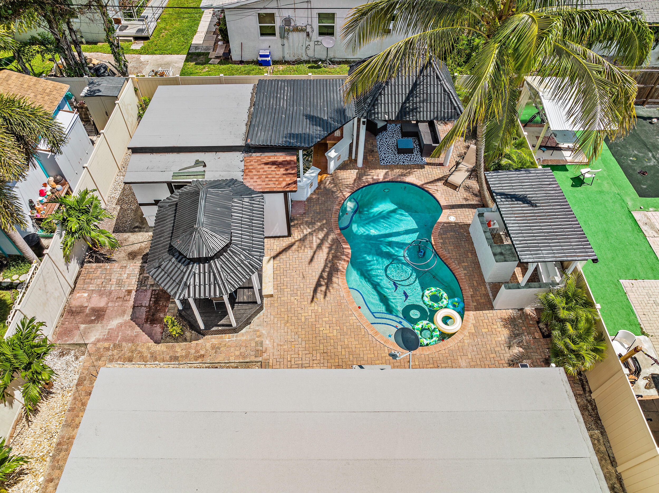 517 Colonial Road West Palm Beach, FL 33405 - Photo 13 of 23 517 Colonial Rd MLS-35