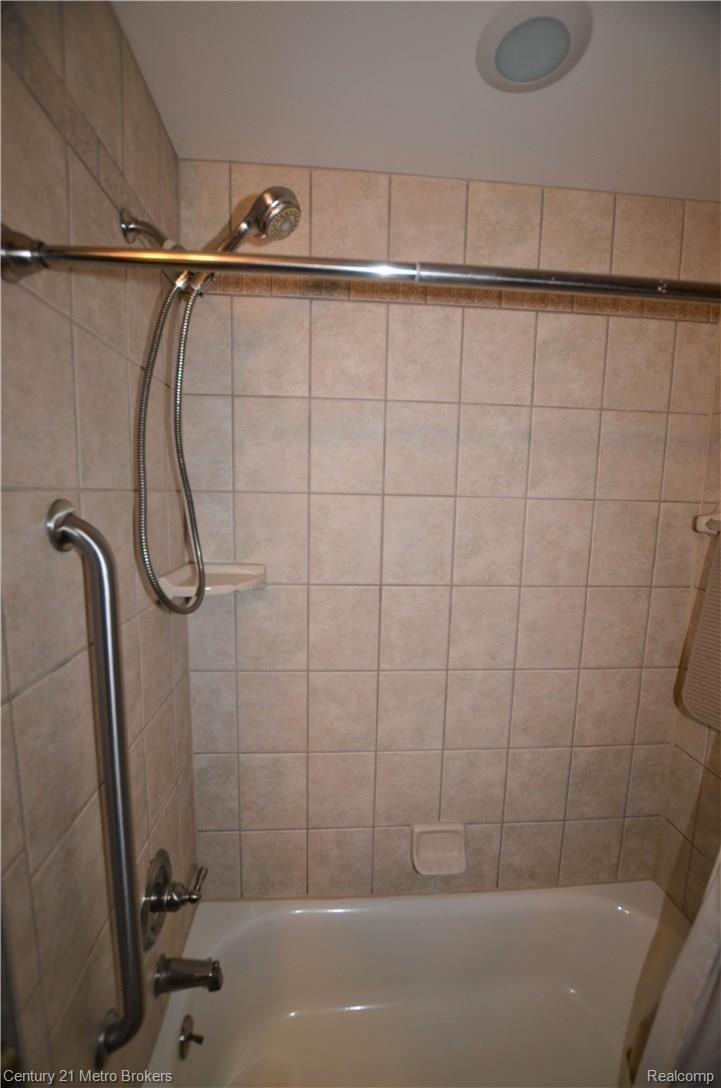 7279 Sharp Road Swartz Creek, MI 48473 - Photo 14 of 24 7279 Sharp Rd 14 shower.JPG