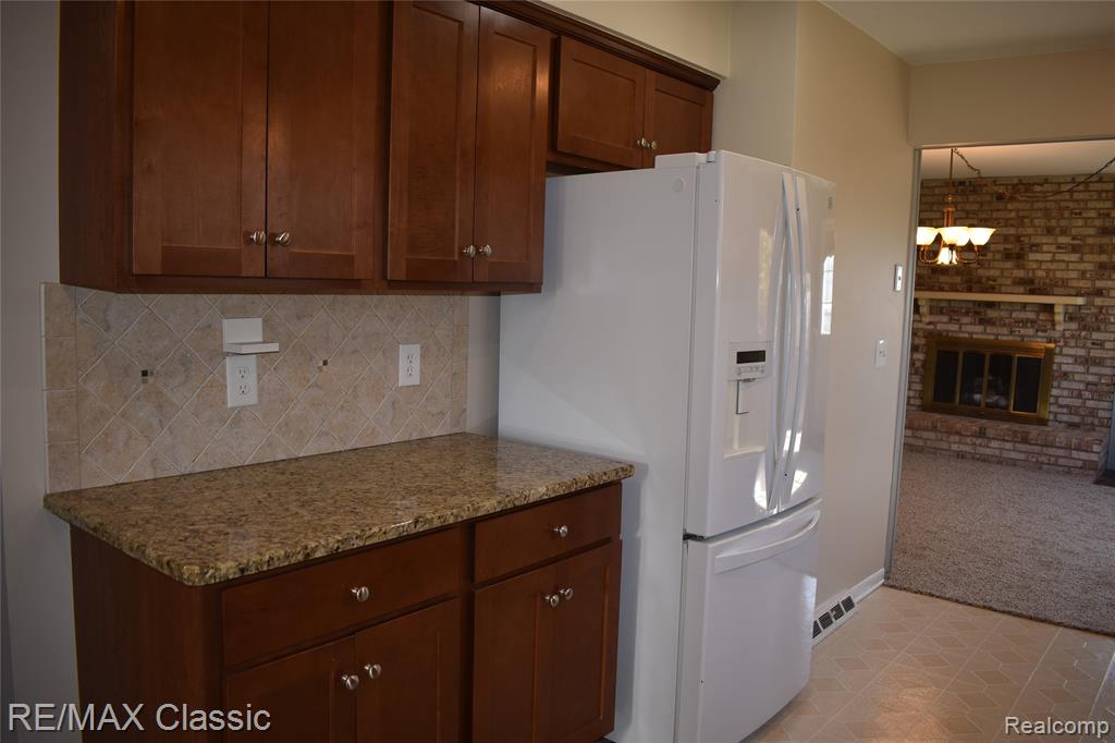 1977 Meadow Ridge Drive Walled Lake, MI 48390 - Photo 12 of 53
