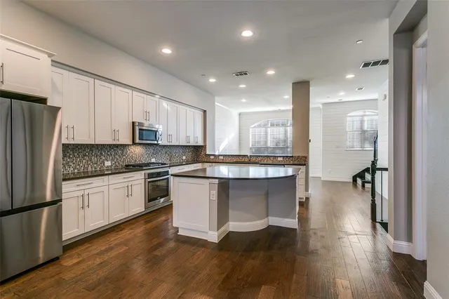 $3,000 | 515 West Royal Lane, Irving, TX 75039