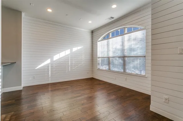 $3,000 | 515 West Royal Lane, Irving, TX 75039