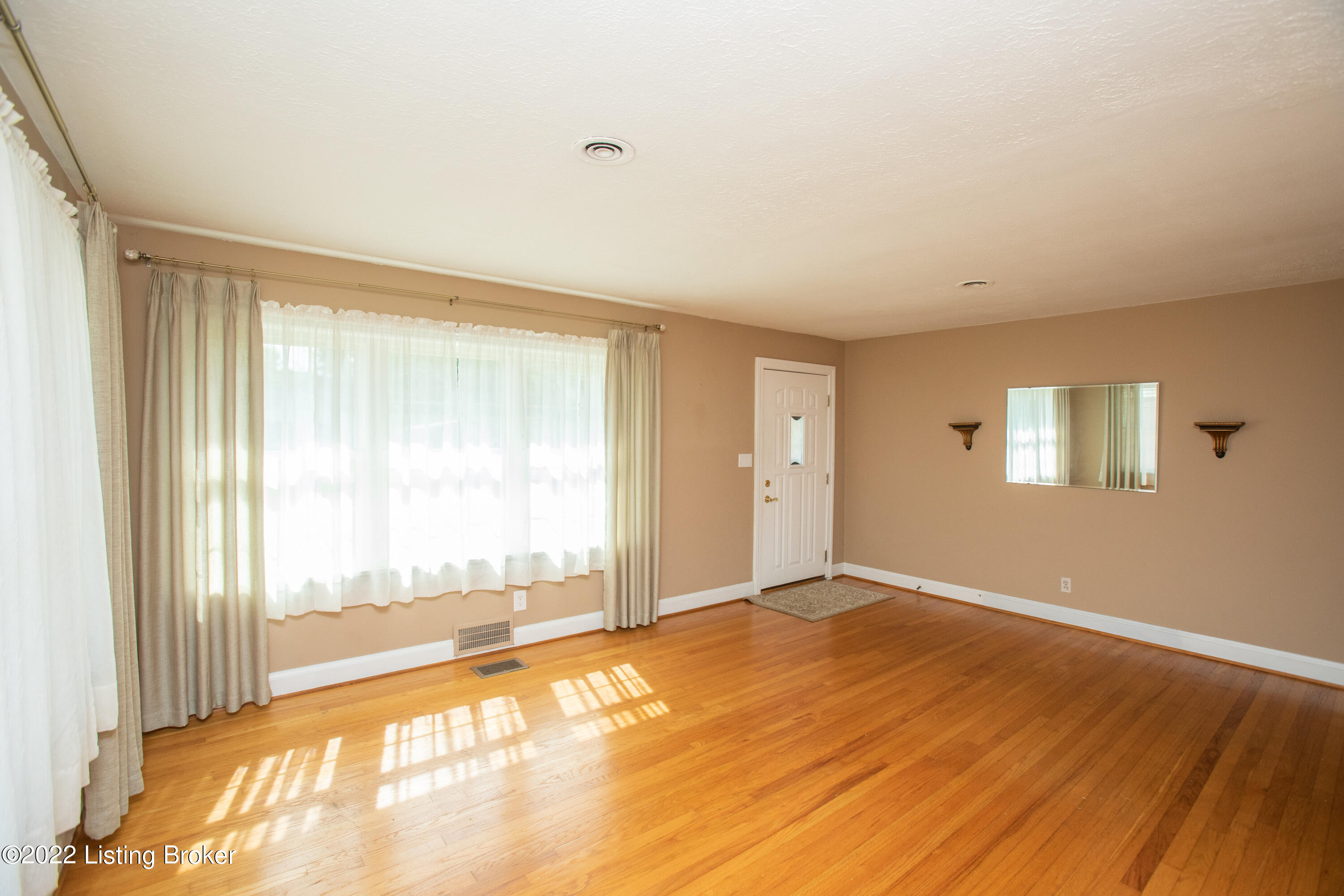 8114 Kerry Road Louisville, KY 40258 - Photo 3 of 25 KerryRd-184