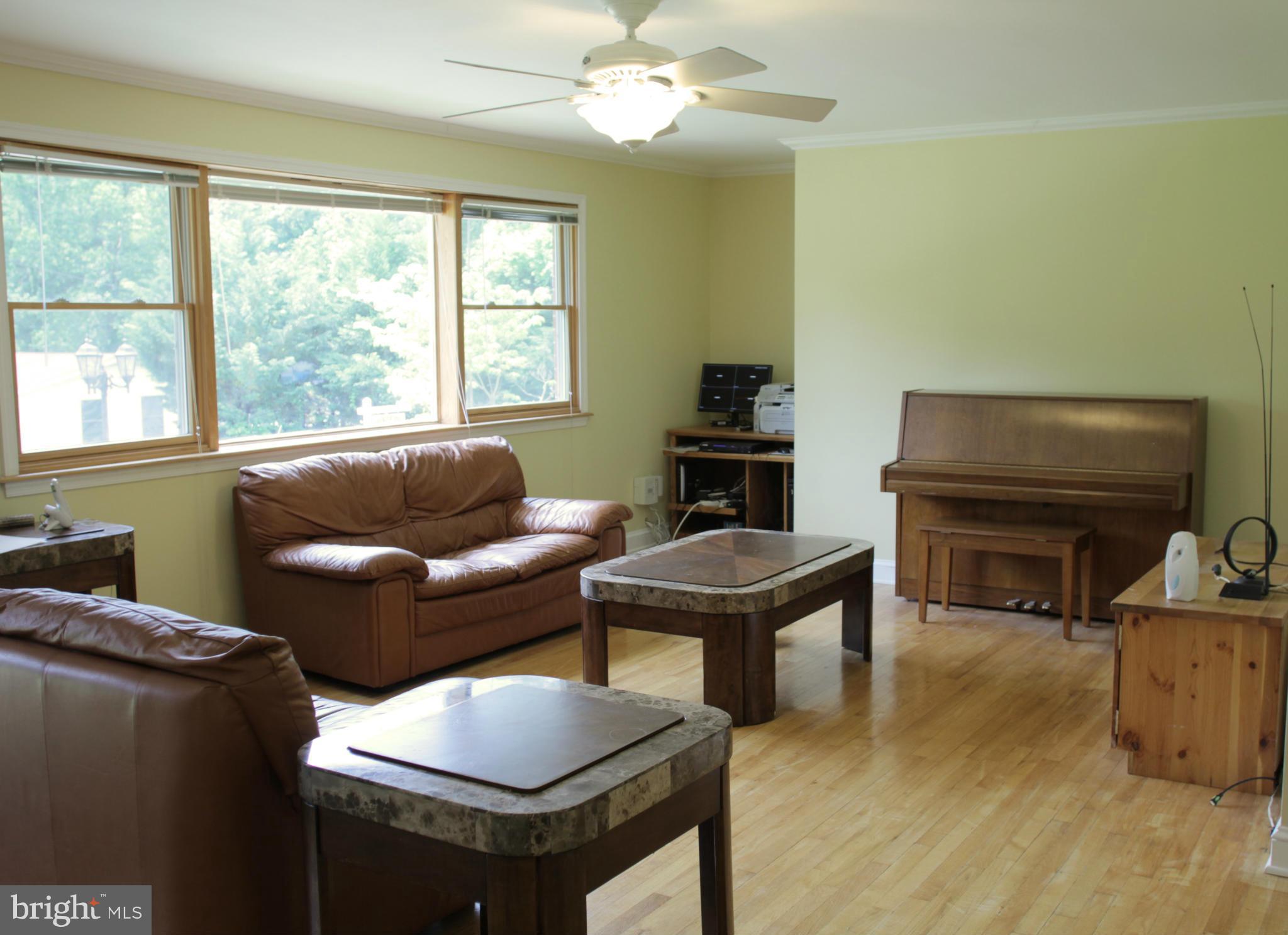 14727 Blanton Road Silver Spring, MD 20905 - Photo 4 of 27 Living Room