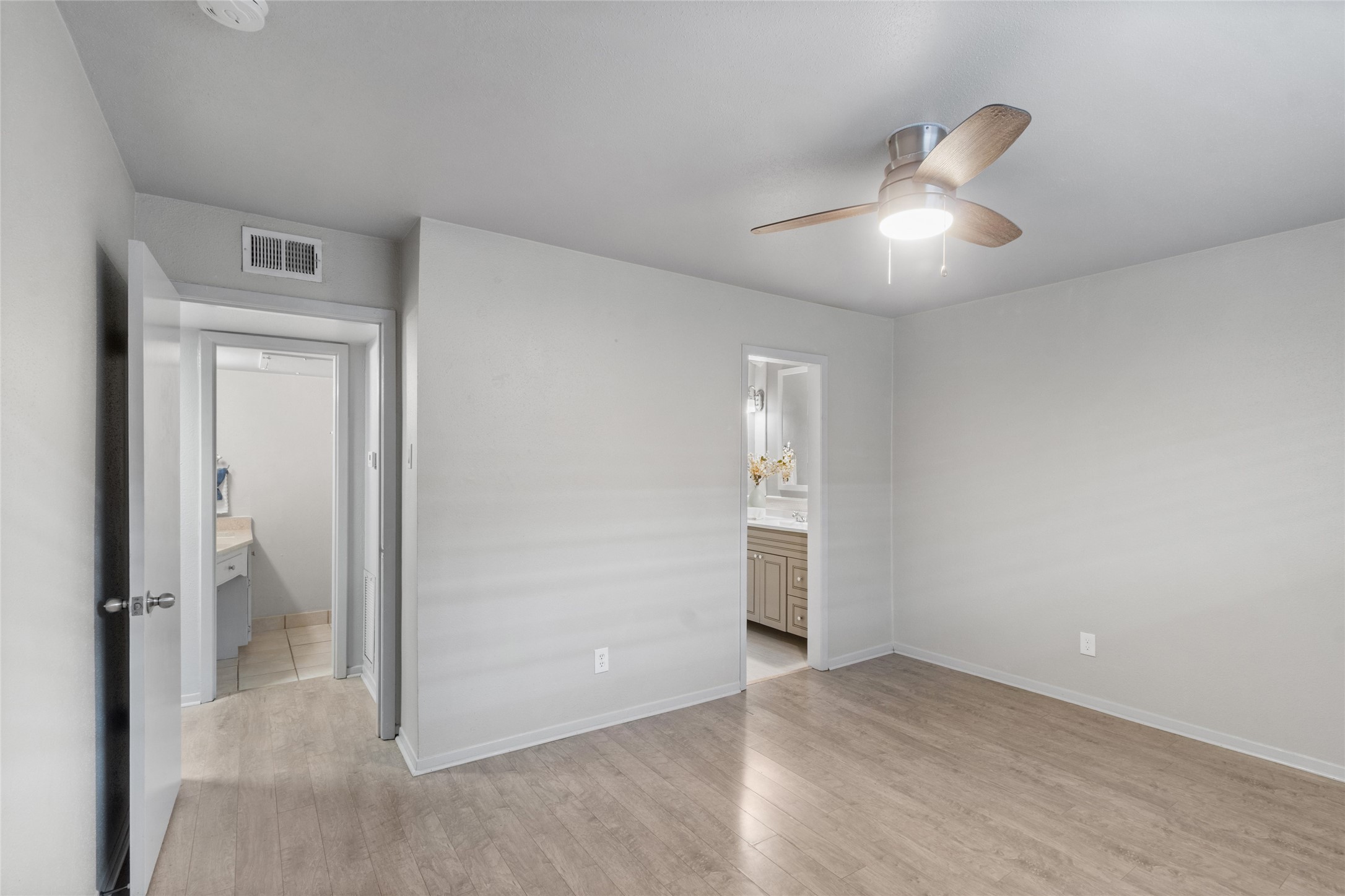 3924 West Alabama Street, Unit 4 Houston, TX 77027 - Photo 14 of 32 View to primary suite's bathroom and large walk in closet.
