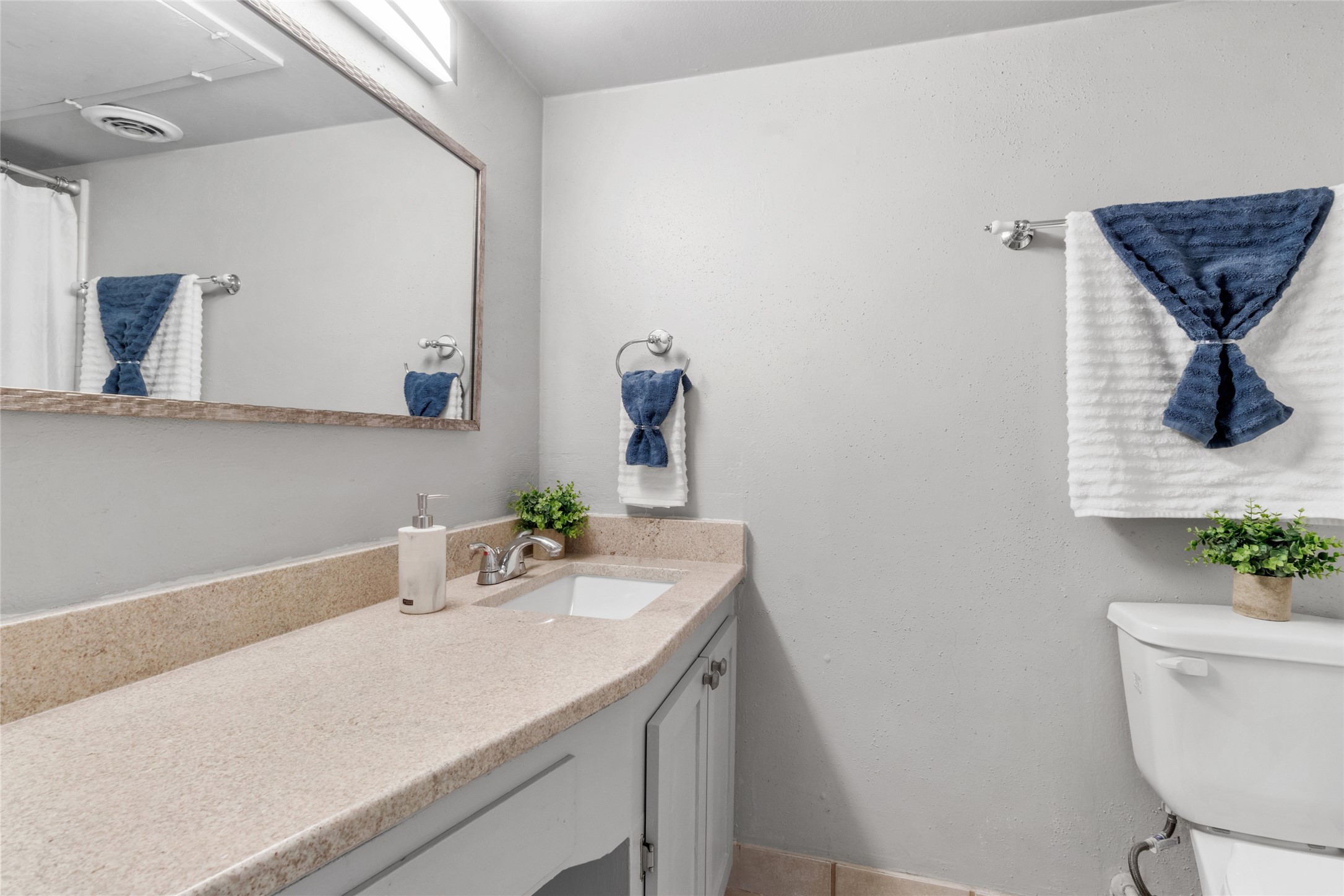 3924 West Alabama Street, Unit 4 Houston, TX 77027 - Photo 19 of 32 Secondary full bath! This features a large vanity area.