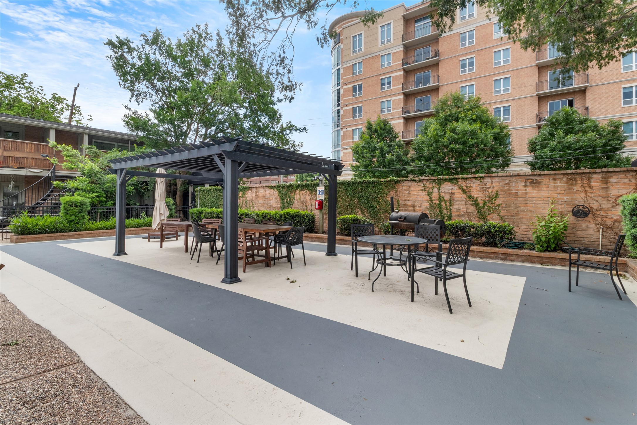 3924 West Alabama Street, Unit 4 Houston, TX 77027 - Photo 23 of 32 Grilling and relaxing area.