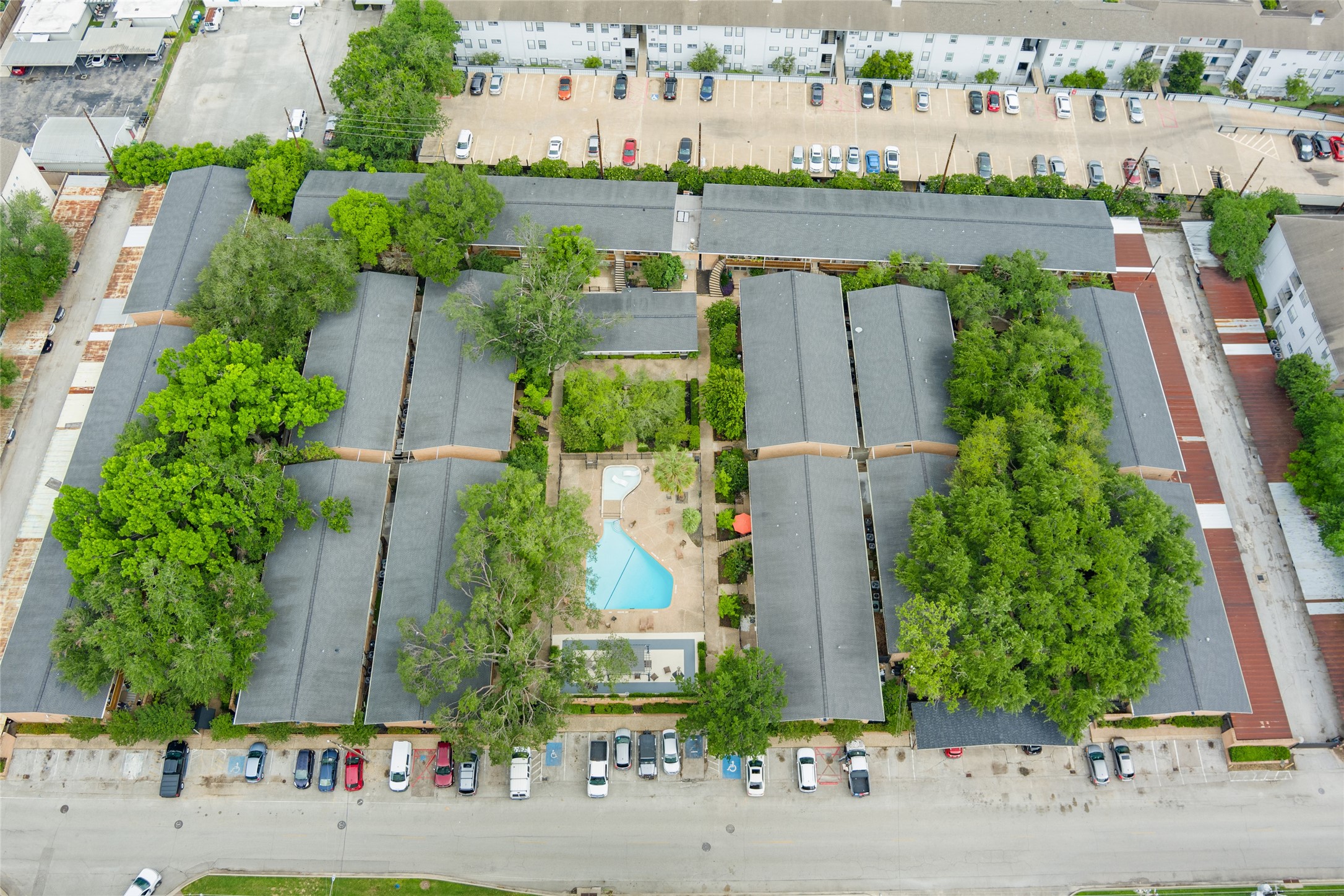 3924 West Alabama Street, Unit 4 Houston, TX 77027 - Photo 29 of 32 Full view of complex