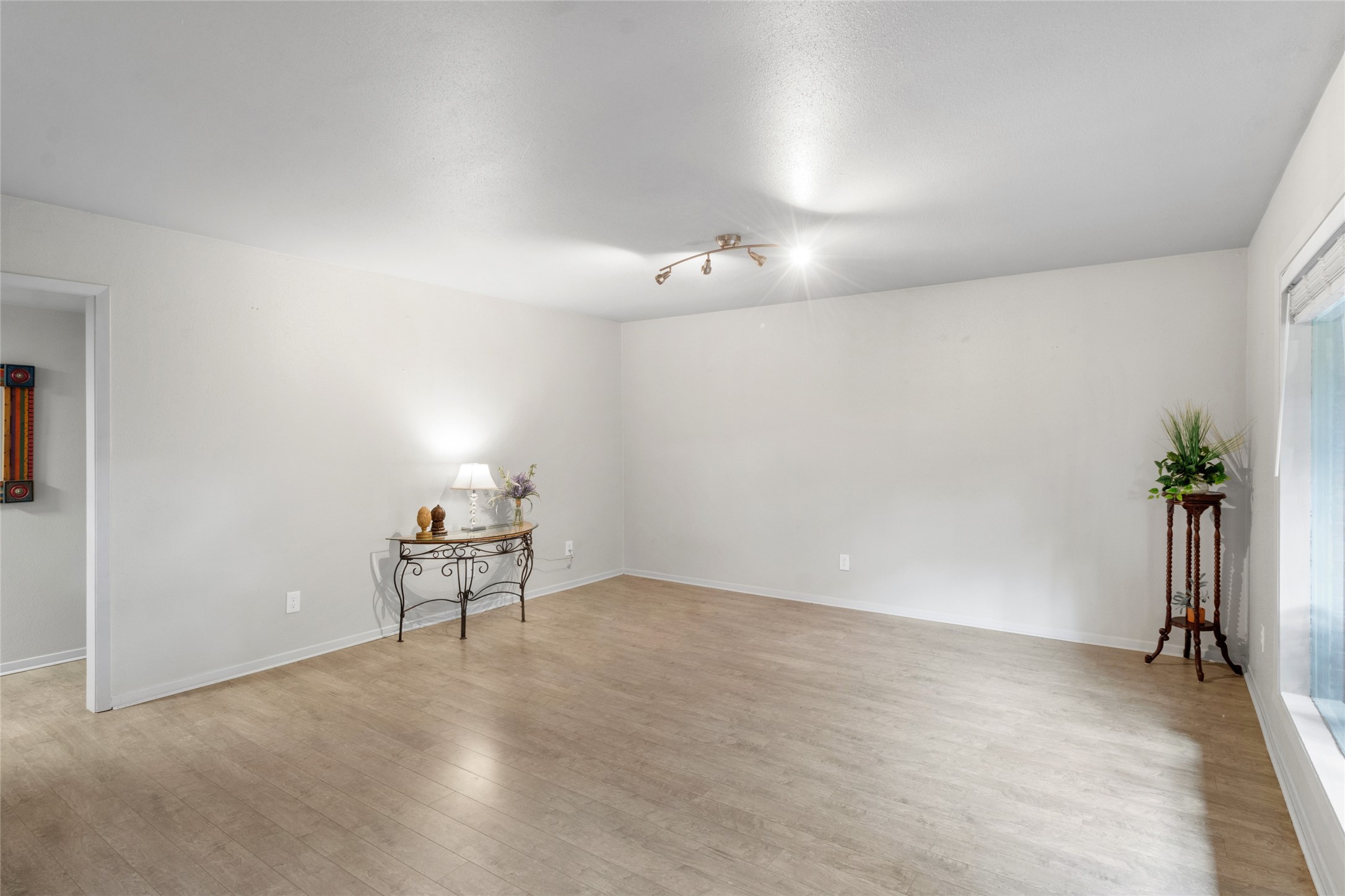 3924 West Alabama Street, Unit 4 Houston, TX 77027 - Photo 5 of 32 So much wall space in this living room!