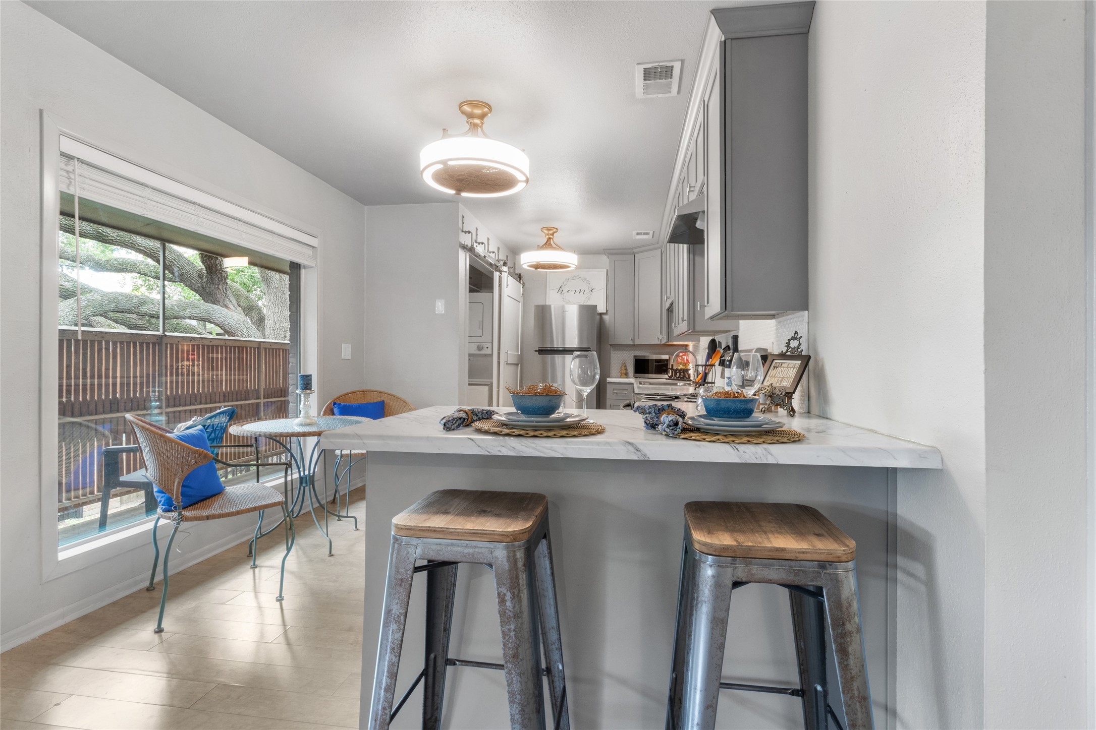 3924 West Alabama Street, Unit 4 Houston, TX 77027 - Photo 7 of 32 Breakfast bar to enjoy a quick snack!