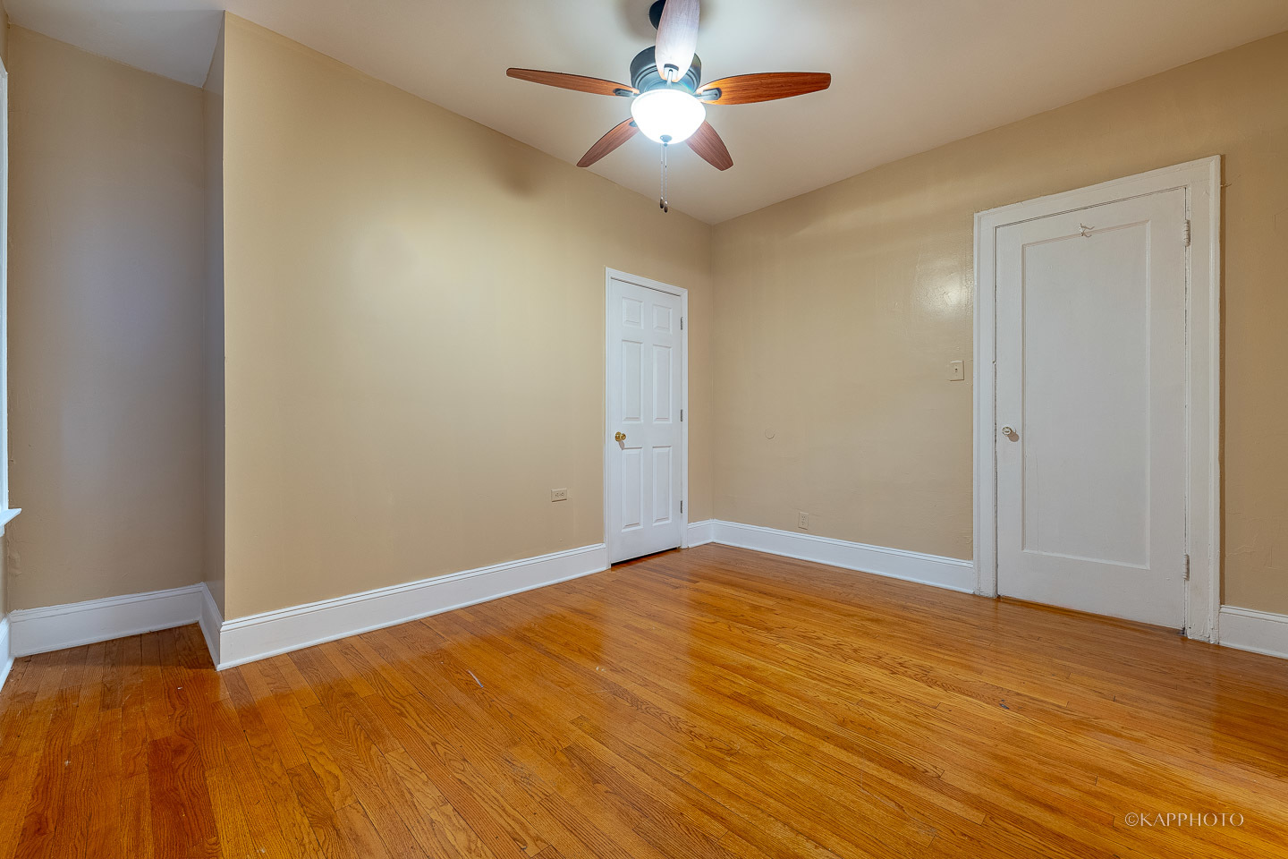 6819 South Ridgeland Avenue, Unit 2 Chicago, IL 60649 - Photo 20 of 27 a view of empty room with wooden floor