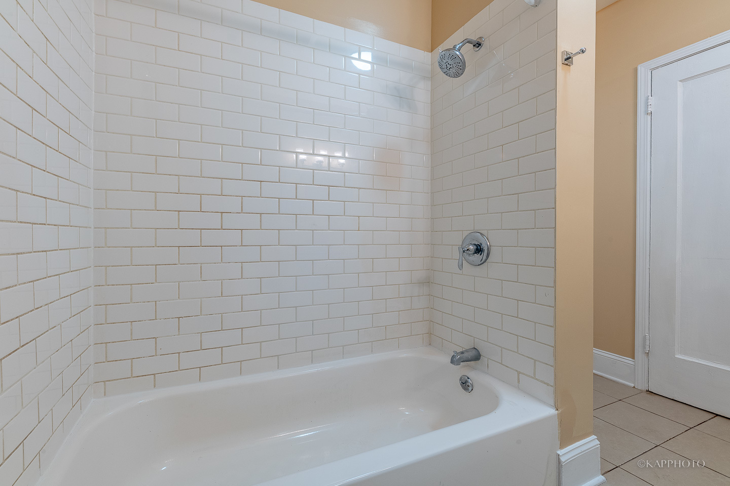 6819 South Ridgeland Avenue, Unit 2 Chicago, IL 60649 - Photo 23 of 27 a bathroom with a bathtub