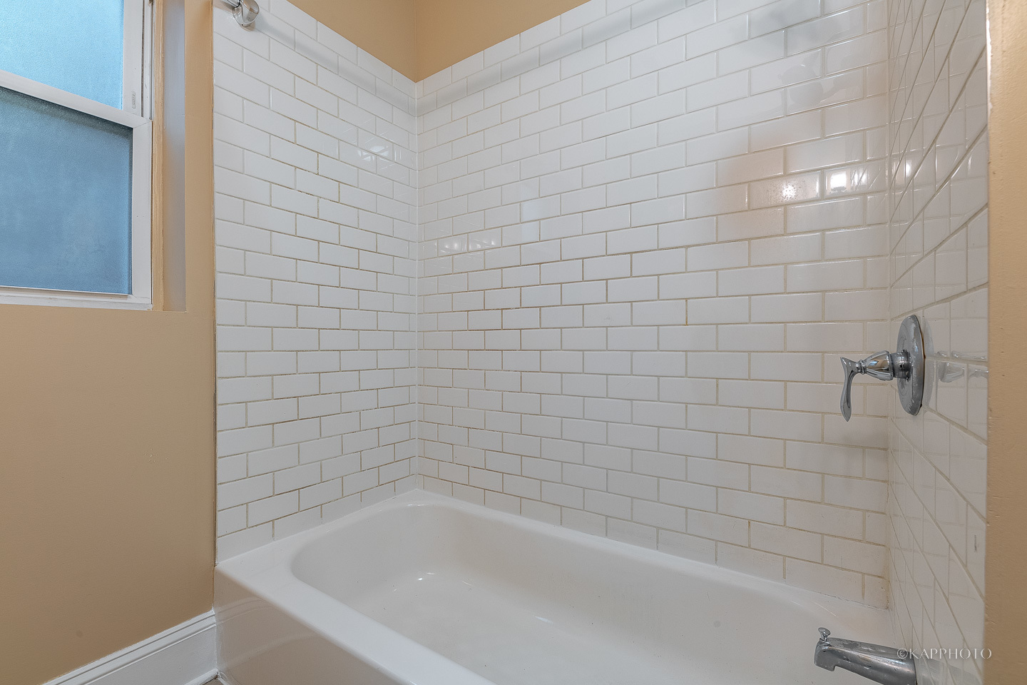 6819 South Ridgeland Avenue, Unit 2 Chicago, IL 60649 - Photo 24 of 27 a bathroom with a bathtub
