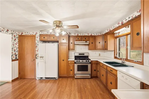 en empty room with wooden floor