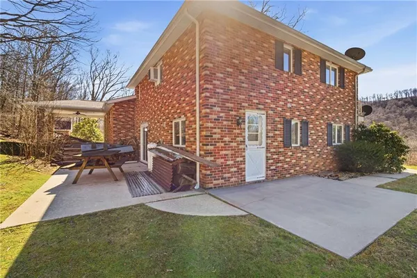 a view of a yard with a house