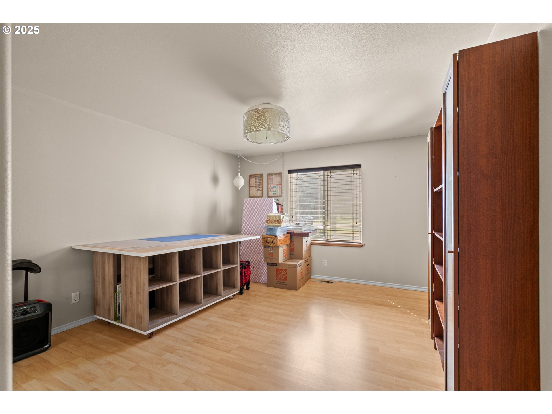 75077 Oregon Lane Irrigon, OR 97844 - Photo 15 of 41 a view of an empty room with furniture and a window