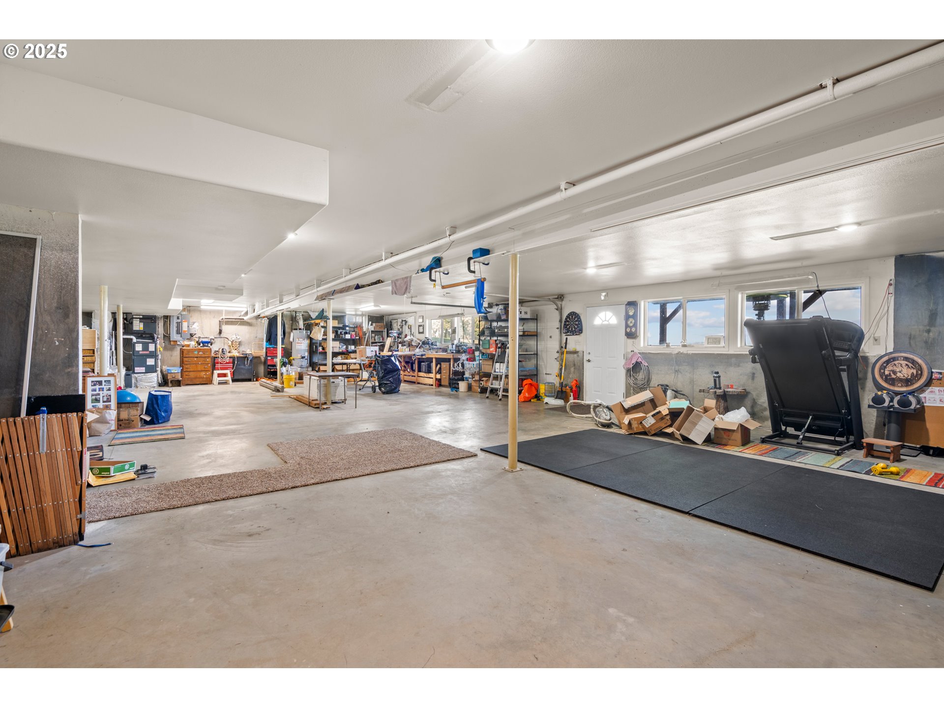 75077 Oregon Lane Irrigon, OR 97844 - Photo 20 of 41 a living room with lots of furniture and clutter