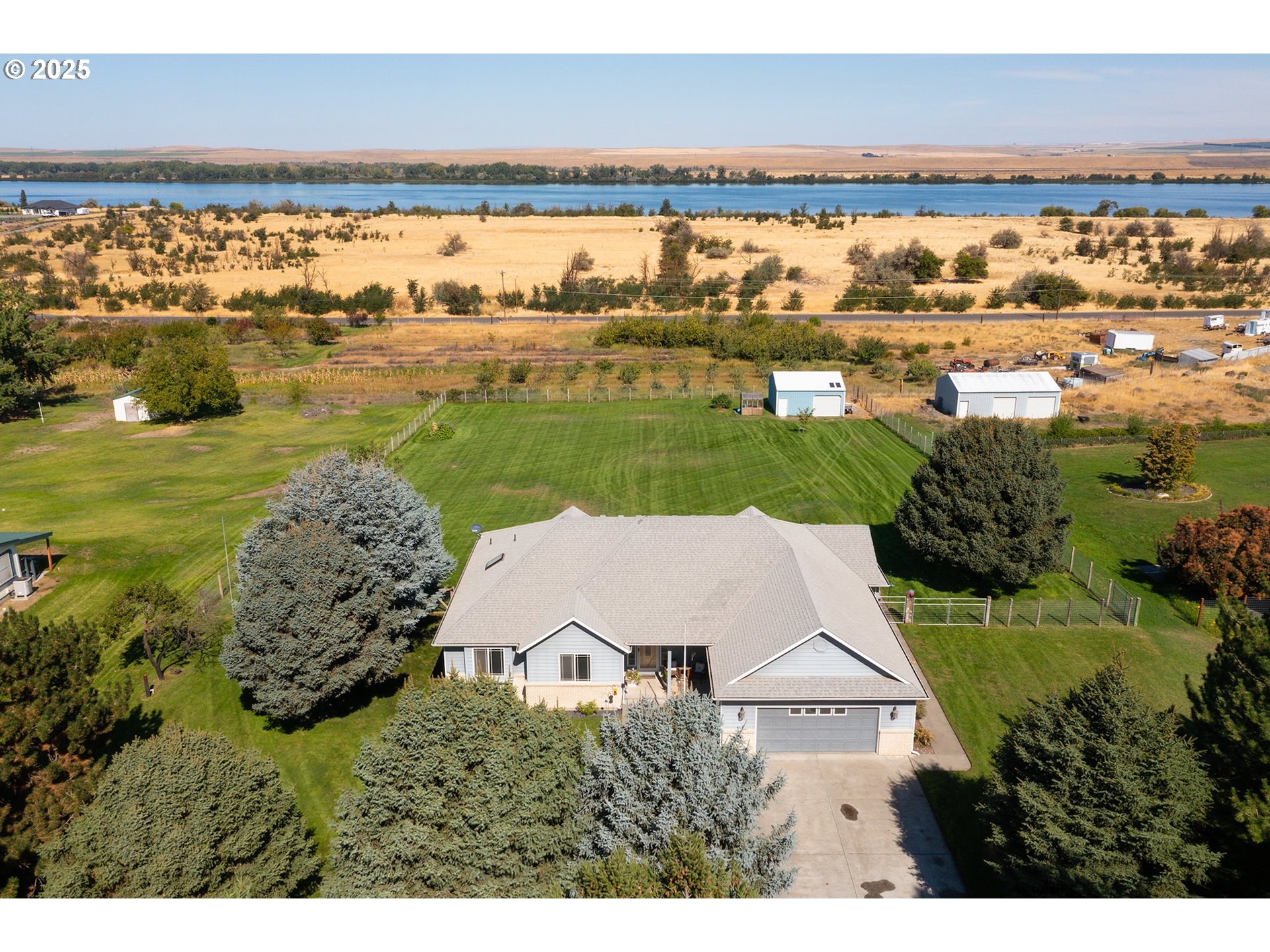 75077 Oregon Lane Irrigon, OR 97844 - Photo 22 of 41 a view of a lake with a city view