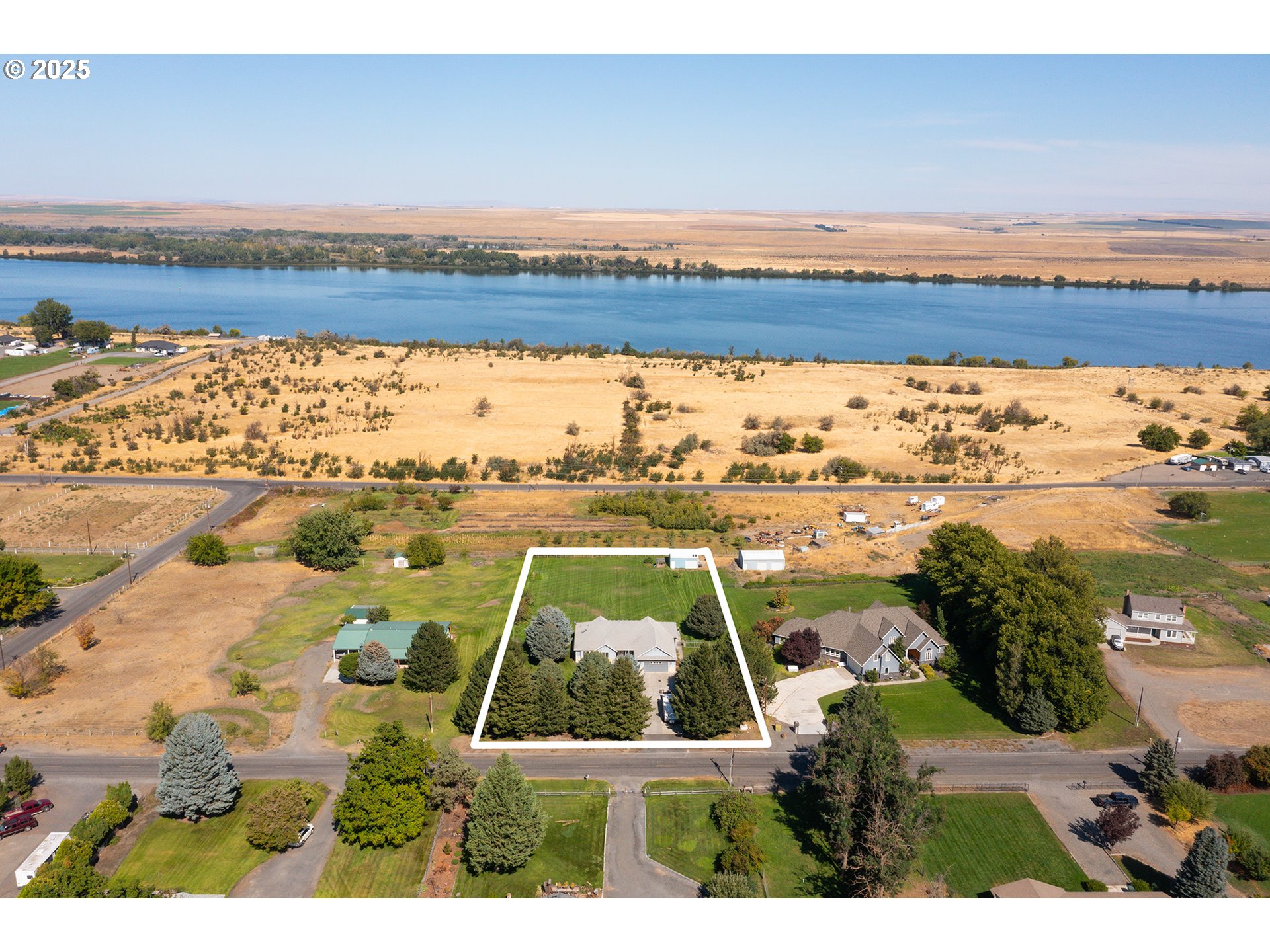 75077 Oregon Lane Irrigon, OR 97844 - Photo 28 of 41 an aerial view of a city