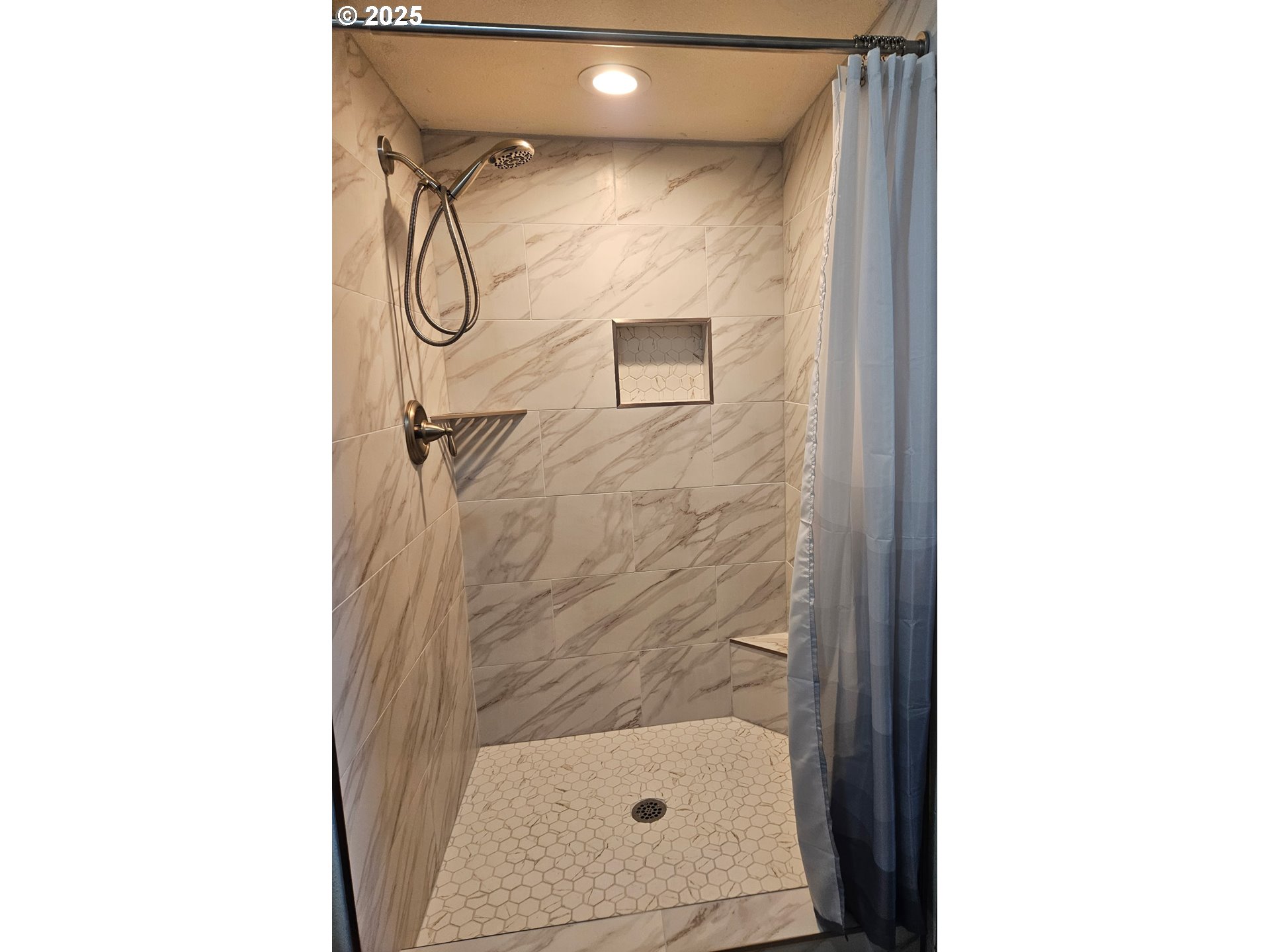 75077 Oregon Lane Irrigon, OR 97844 - Photo 34 of 41 a bathroom with a shower