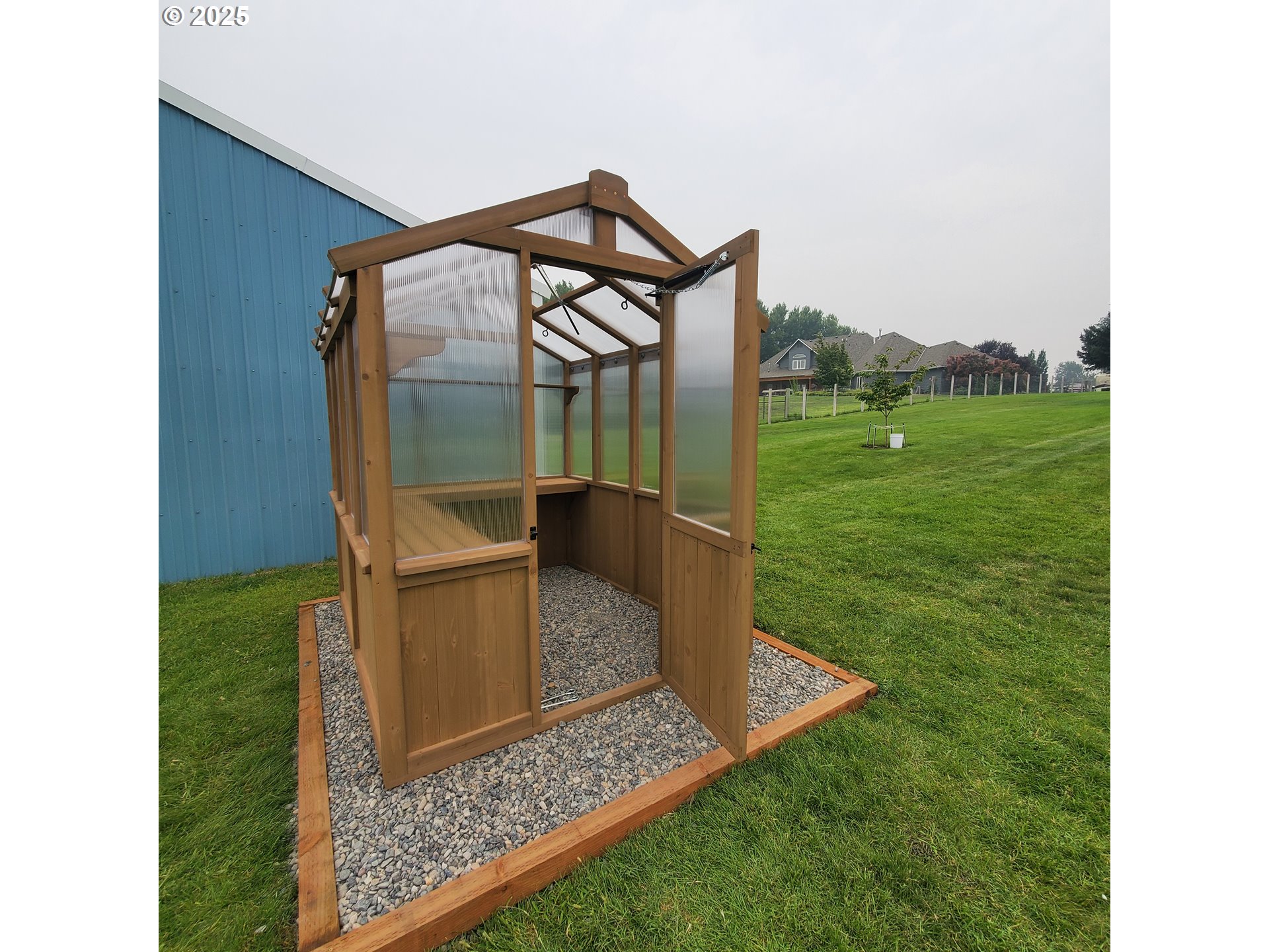 75077 Oregon Lane Irrigon, OR 97844 - Photo 36 of 41 a backyard of a house with table and chairs