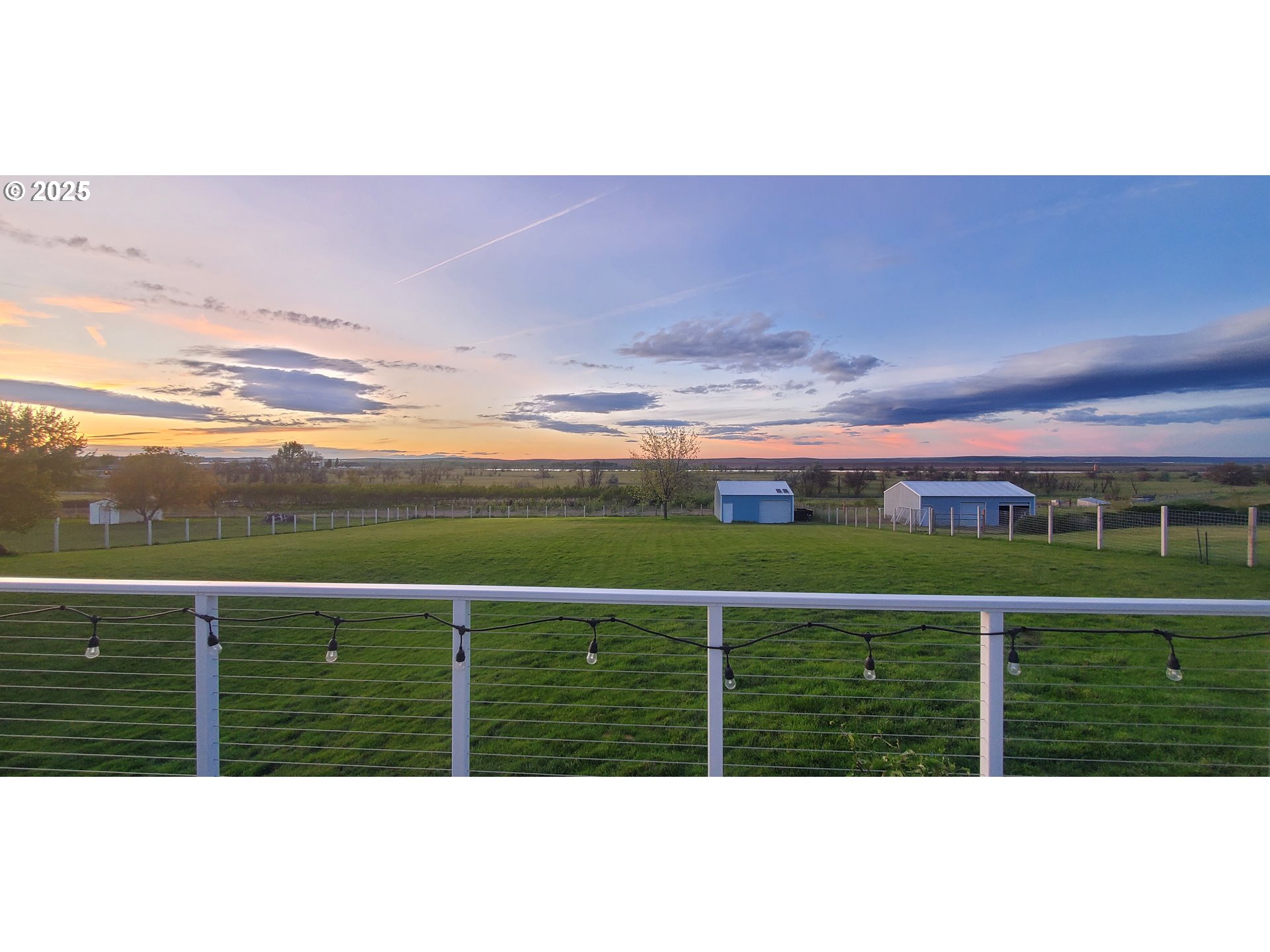75077 Oregon Lane Irrigon, OR 97844 - Photo 39 of 41 a view of an ocean with a building in the background