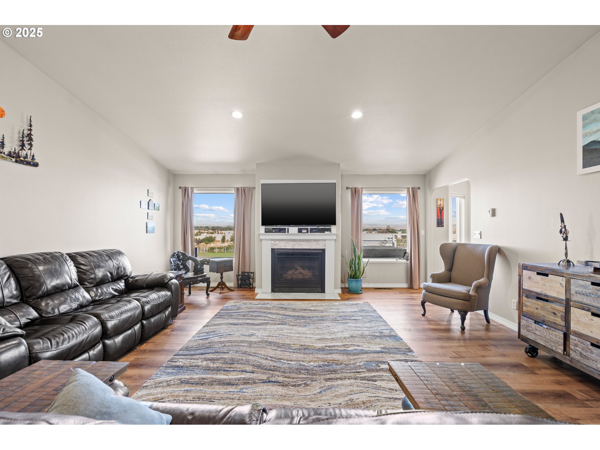 75077 Oregon Lane Irrigon, OR 97844 - Photo 4 of 41 a living room with furniture flat screen tv and a fireplace