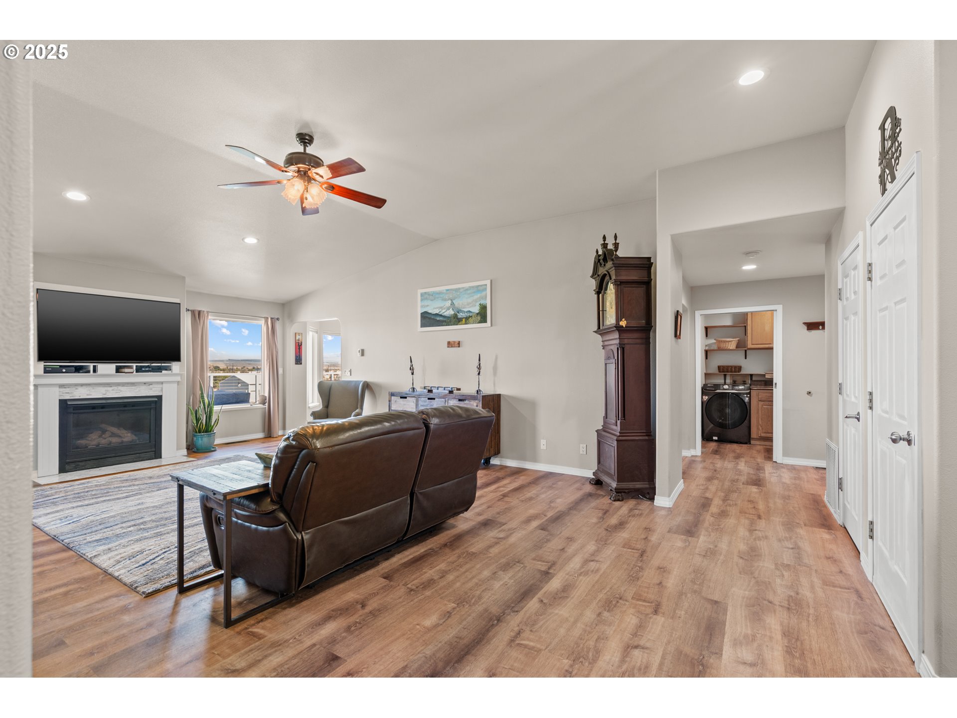 75077 Oregon Lane Irrigon, OR 97844 - Photo 5 of 41 a living room with furniture and a flat screen tv
