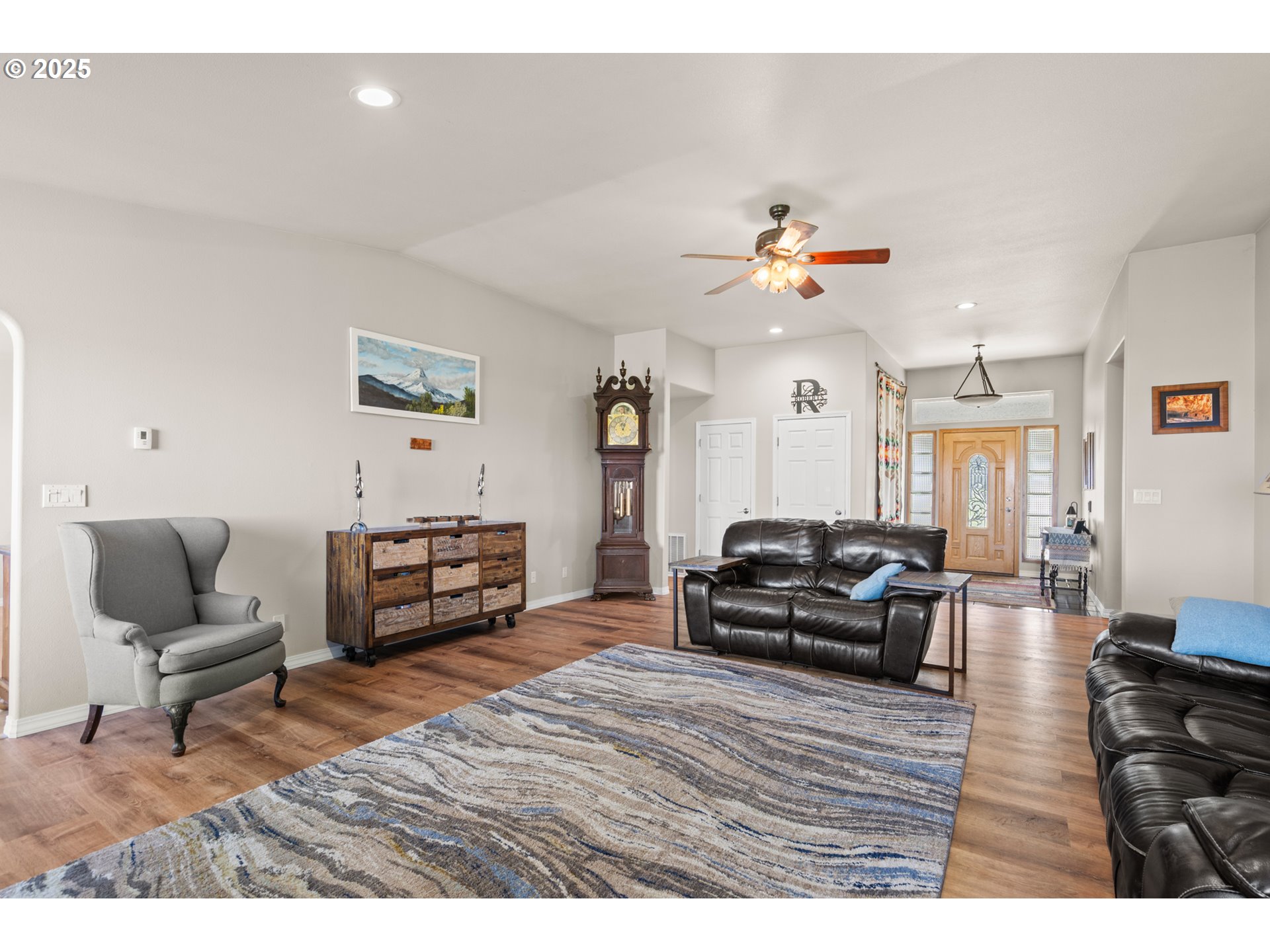 75077 Oregon Lane Irrigon, OR 97844 - Photo 6 of 41 a living room with furniture and wooden floor