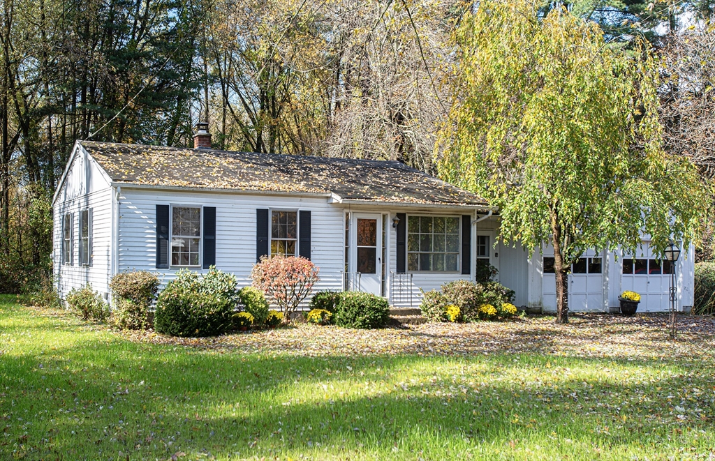 21 Dwight Street Hatfield, MA 01038 - Photo 2 of 24 a front view of a house with garden