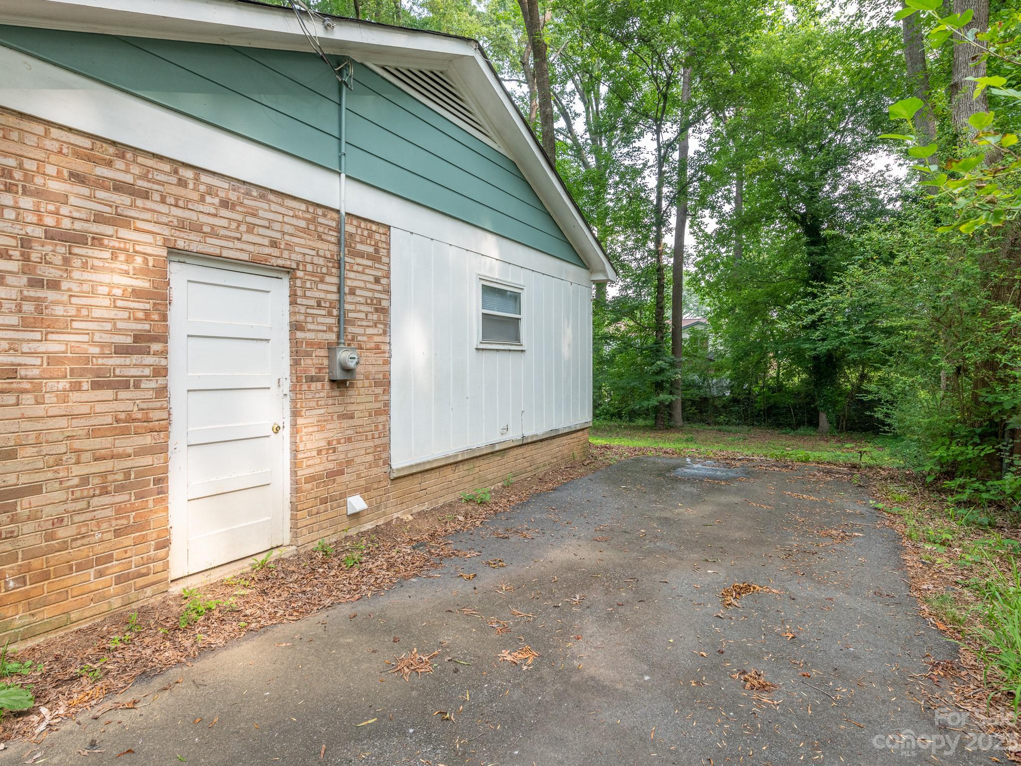 2824 Fordwood Drive Charlotte, NC 28208 - Photo 24 of 33 a backyard of a house with lots of green space