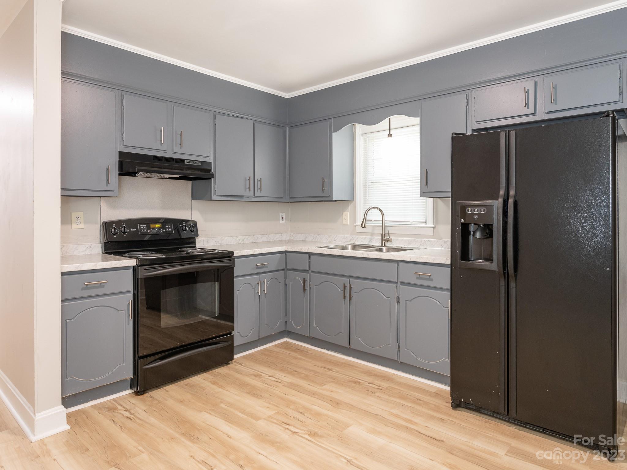 2824 Fordwood Drive Charlotte, NC 28208 - Photo 3 of 33 a kitchen with a refrigerator stove and sink