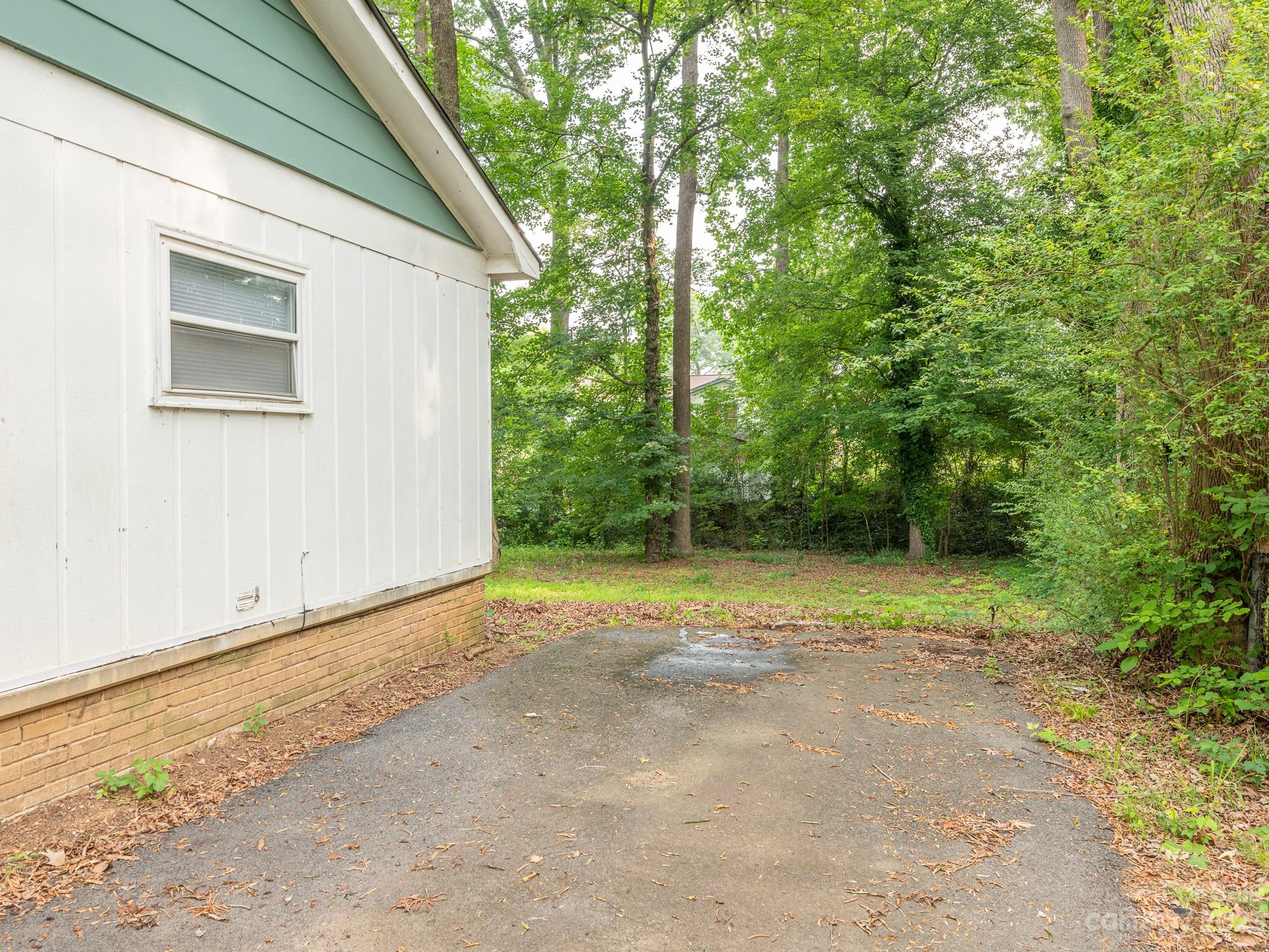 2824 Fordwood Drive Charlotte, NC 28208 - Photo 32 of 33 a view of outdoor space and yard