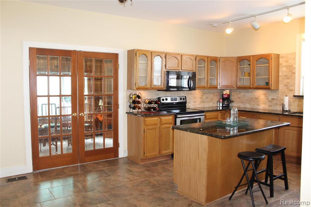 4210 South Genesee Road Grand Blanc, MI 48439 - Photo 15 of 34