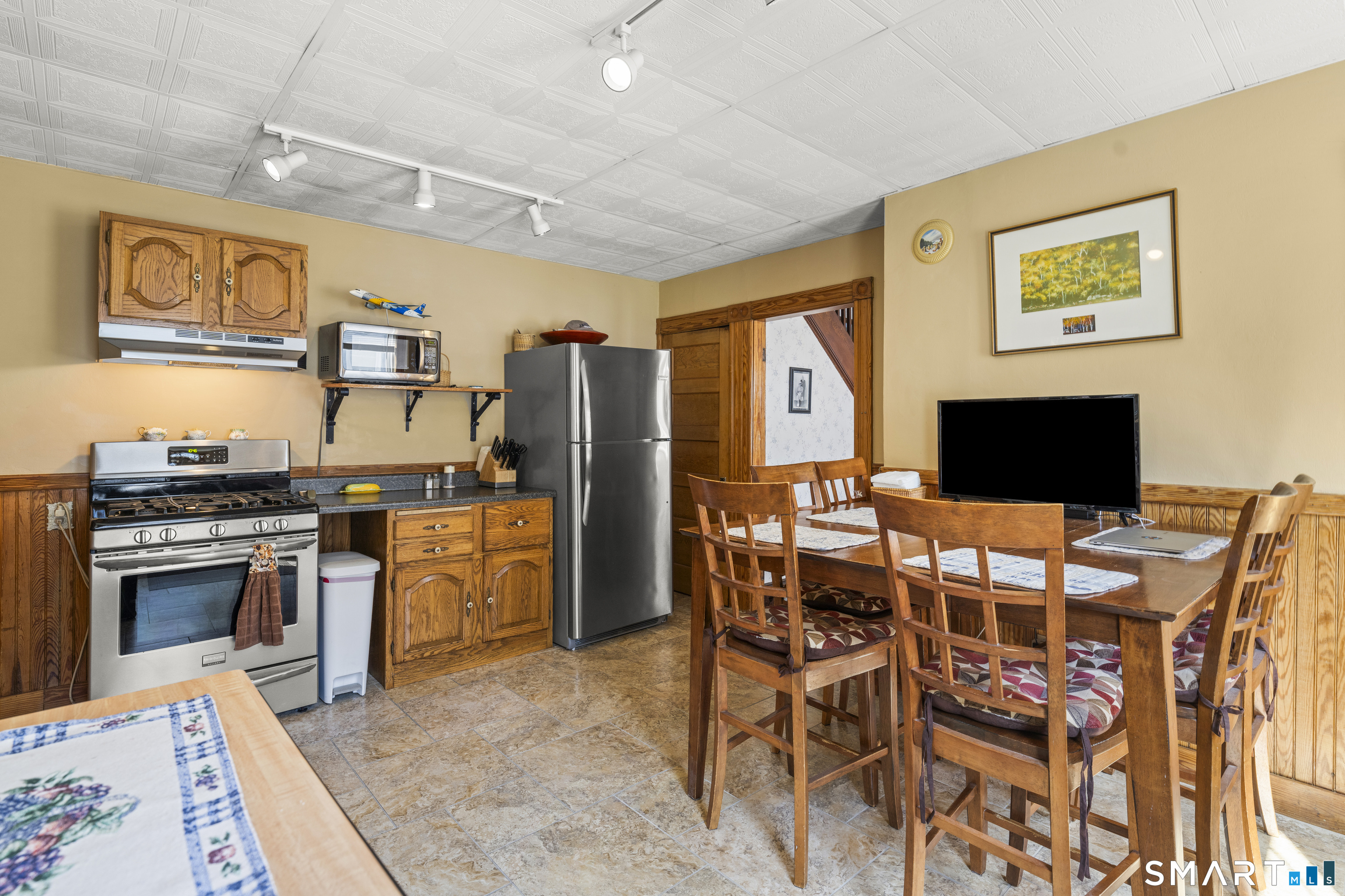 52 Russell Street Manchester, CT 06040 - Photo 4 of 37 Gallery Image 4