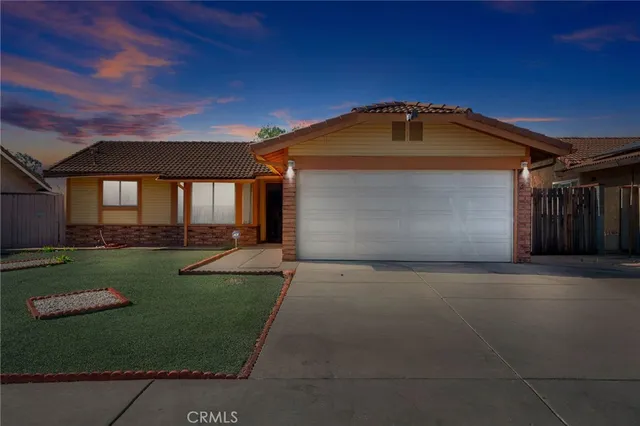 a view of a house with backyard