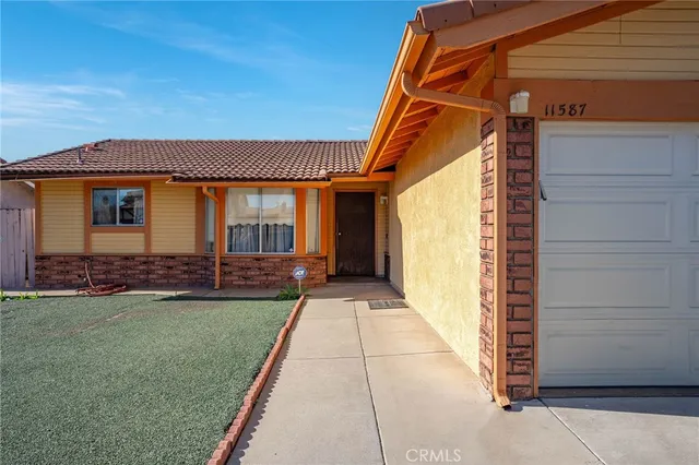 a view of a house with a backyard