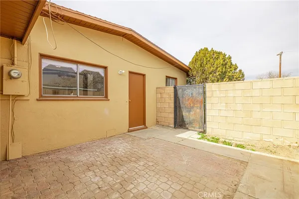 a view of an house with backyard