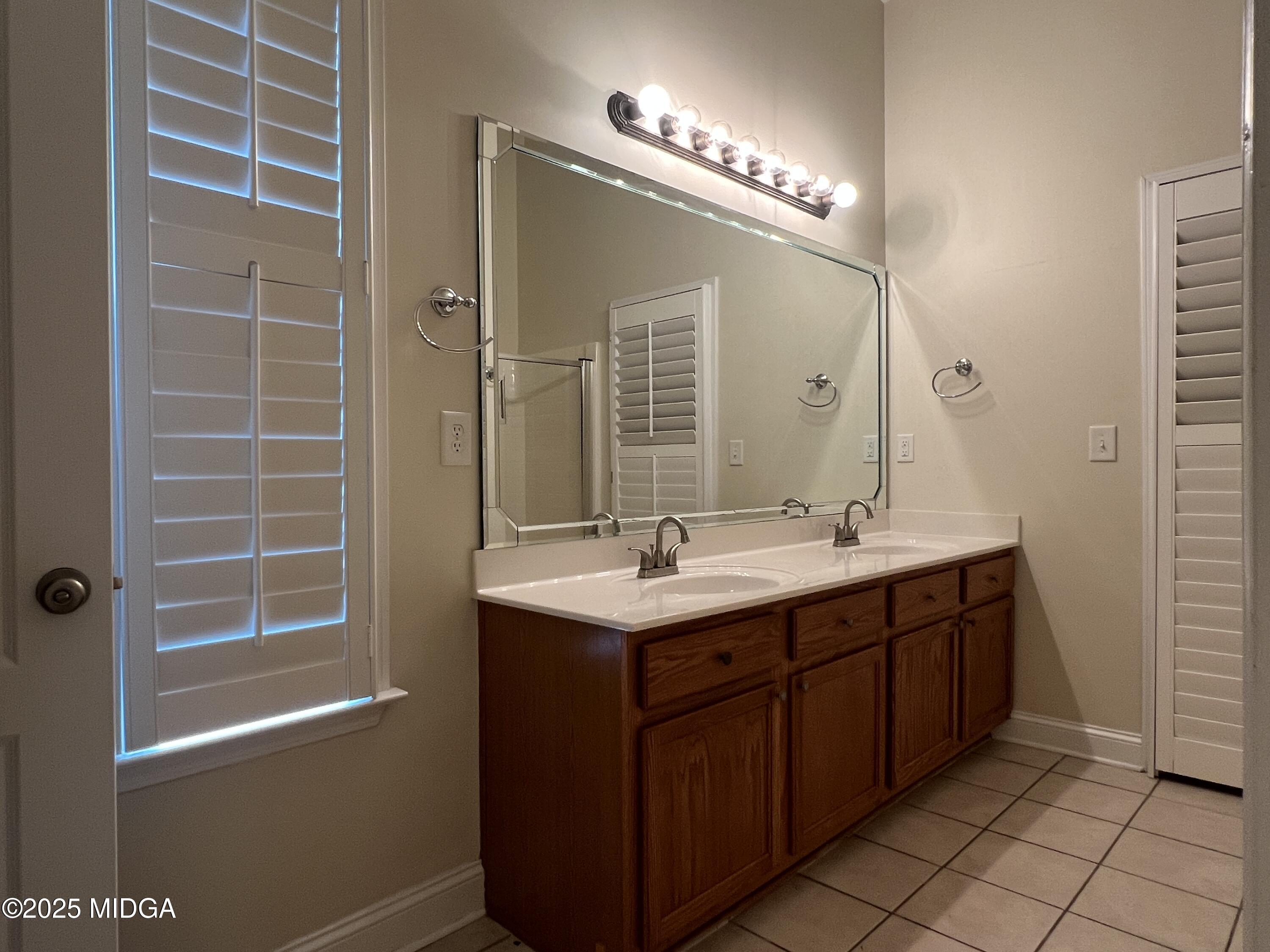 644 Ivy Brook Way Macon, GA 31210 - Photo 17 of 29 a bathroom with a double vanity sink and a mirror