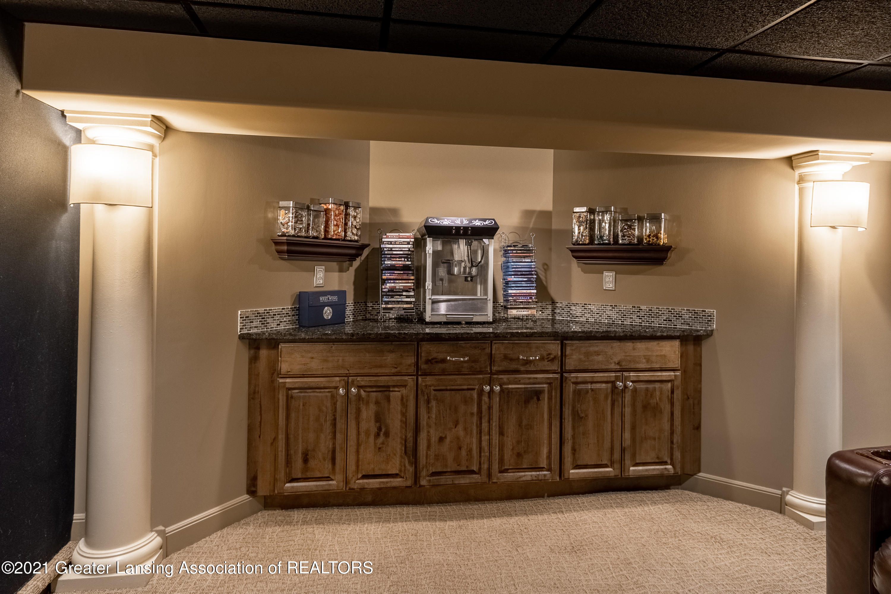 627 North Harrison Road East Lansing, MI 48823 - Photo 78 of 94 Entertainment bar