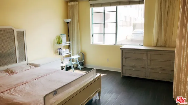 a couple of cars parked in front of a white building