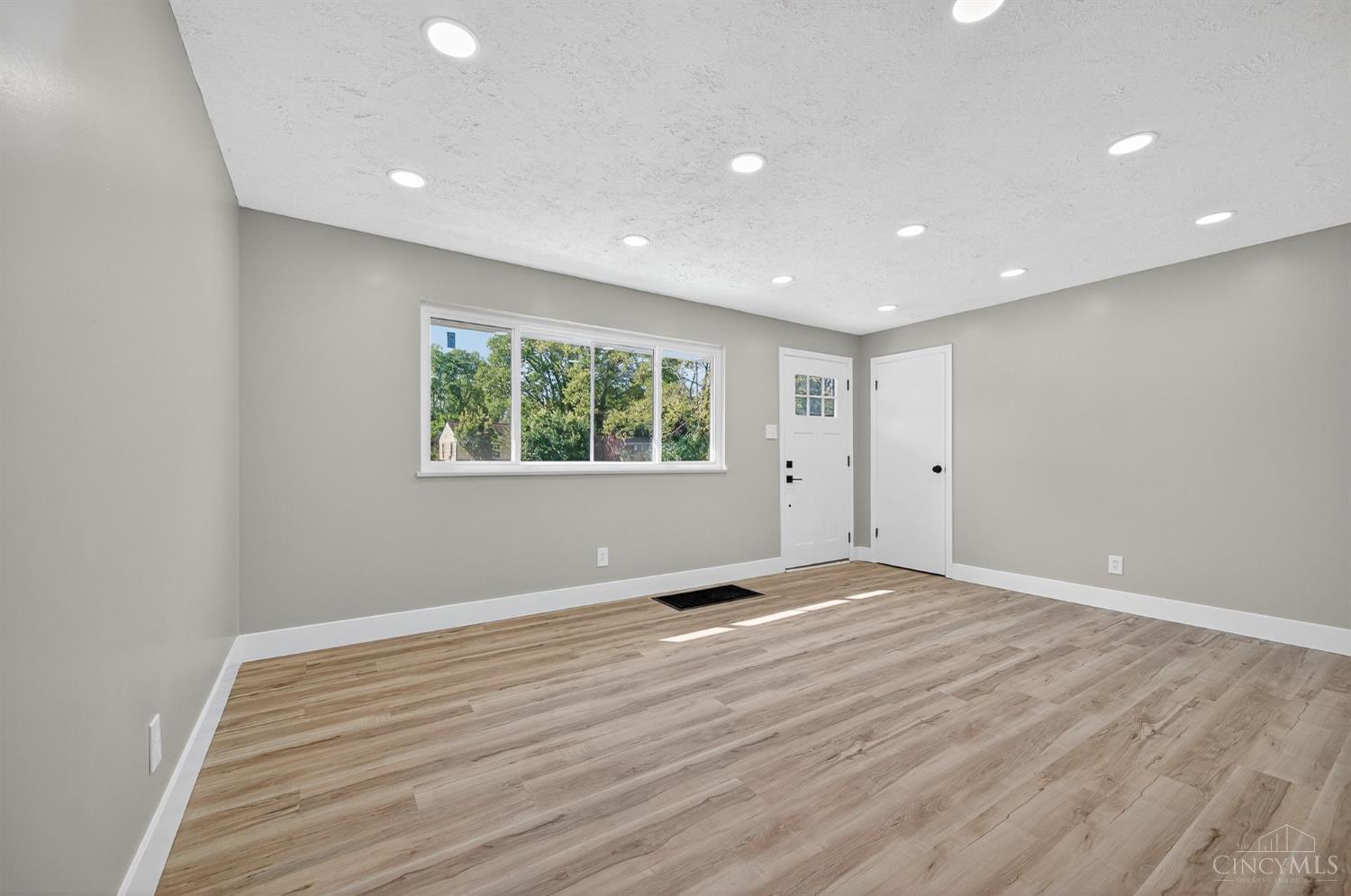 126 Riddle Road Woodlawn, OH 45215 - Photo 7 of 39 Gallery Image 7