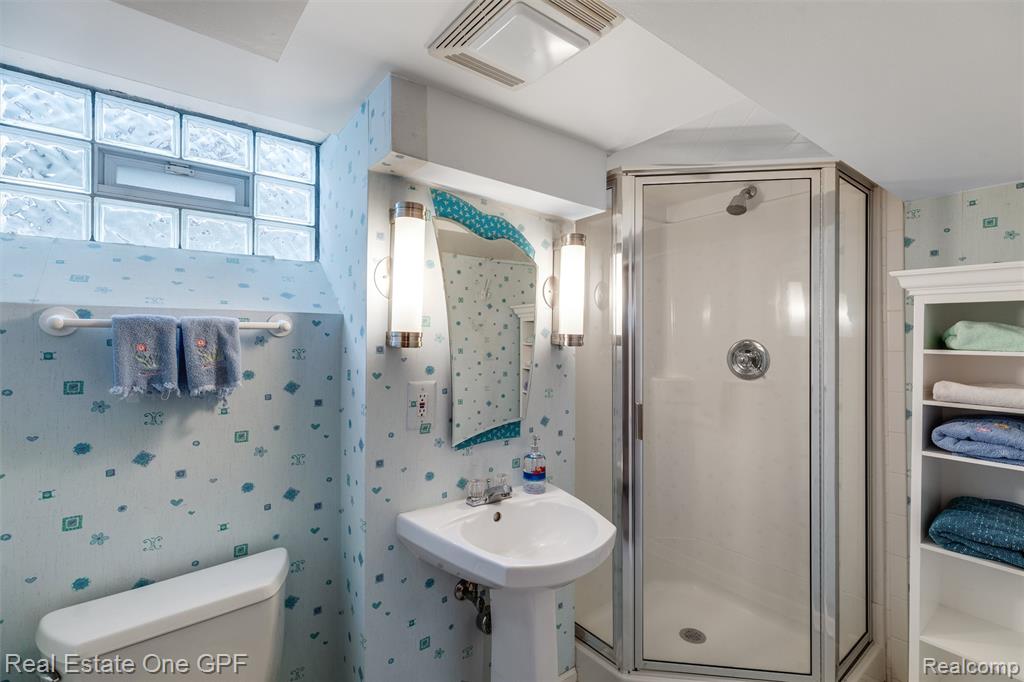 1488 Roslyn Road Grosse Pointe Woods, MI 48236 - Photo 25 of 40