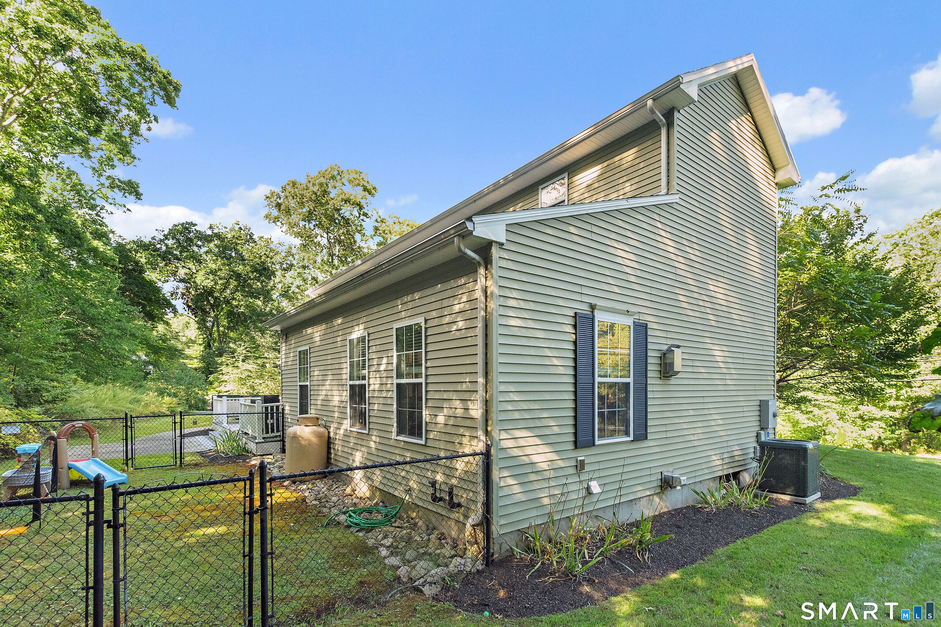 152 New London Road Groton, CT 06340 - Photo 4 of 38 Gallery Image 4