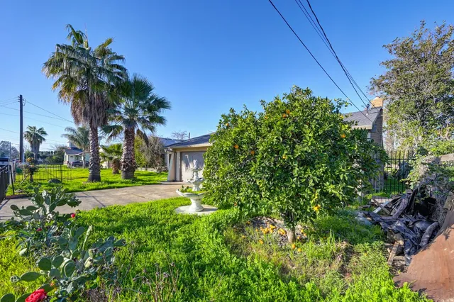 a view of a yard with a house